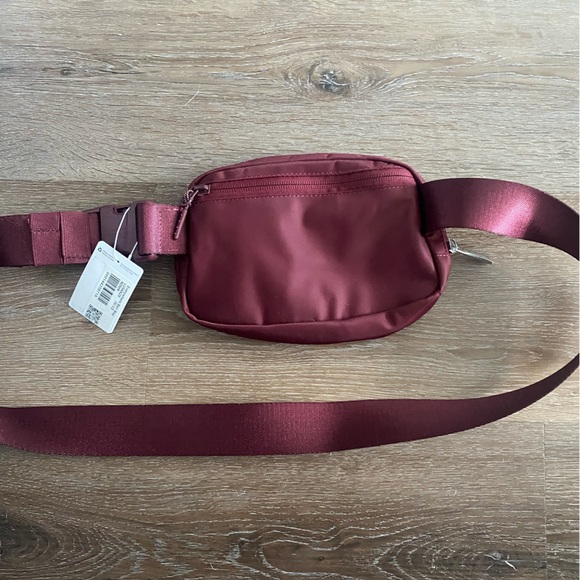 Lululemon Everywhere belt bag red merlot maroon red Fanny pack - Picture 6 of 7
